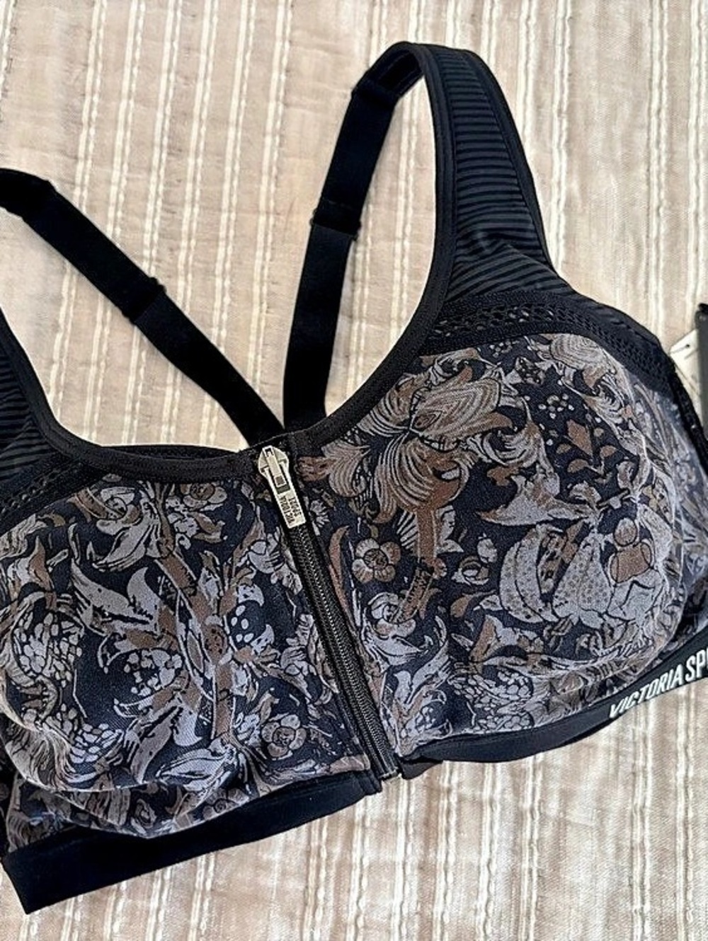 NWT Victoria Sport Knockout
Front-Zip Floral Sports Bra 36DDD